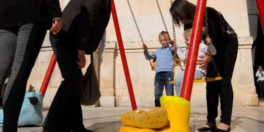 Ljuljačka Radija 057 na Narodnom trgu Ljuljačka Radija 057 na Narodnom trgu