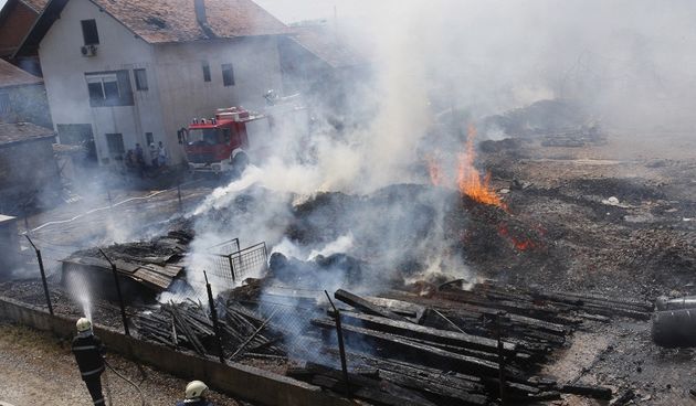 U zagrebackim Sesvetama, oko 11.30, buknuo je pozar u praonici za teretna vozila u ulici Rimski put. Prema prvim informacijama nema ozlijedjenih a razlog pozara utvrdit ce se nakon policijskog ocevida. Foto: Nenad Dugi / CROPIX