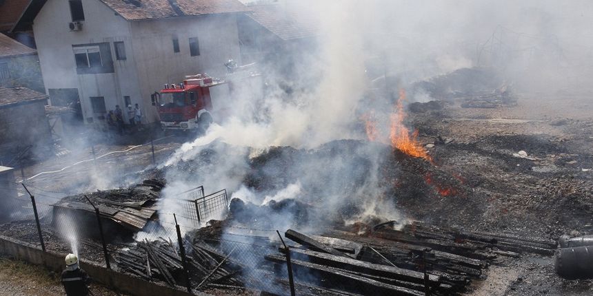 U zagrebackim Sesvetama, oko 11.30, buknuo je pozar u praonici za teretna vozila u ulici Rimski put. Prema prvim informacijama nema ozlijedjenih a razlog pozara utvrdit ce se nakon policijskog ocevida. Foto: Nenad Dugi / CROPIX