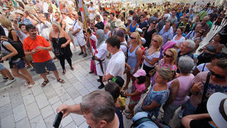 Vitezovi vranski na Narodnom trgu (foto:Saša Čuka) Vitezovi vranski na Narodnom trgu (foto:Saša Čuka)