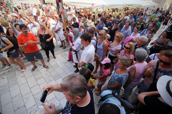 Vitezovi vranski na Narodnom trgu (foto:Saša Čuka) Vitezovi vranski na Narodnom trgu (foto:Saša Čuka)