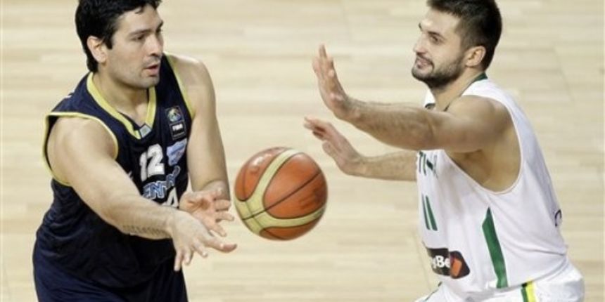 Argentina Leonardo Gutierrez, left, drives past Lithuania Linas Kleiza  / AP Photo