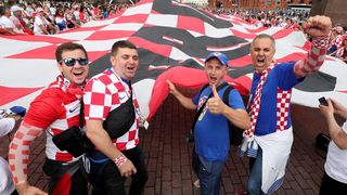 Hrvatski navijači u centru Moskve razvili divovsku zastavu Hrvatski navijači u centru Moskve razvili divovsku zastavu