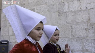 Paški zimski karneval 2018: Karnevalska povorka prošla ulicama grada do Pijace