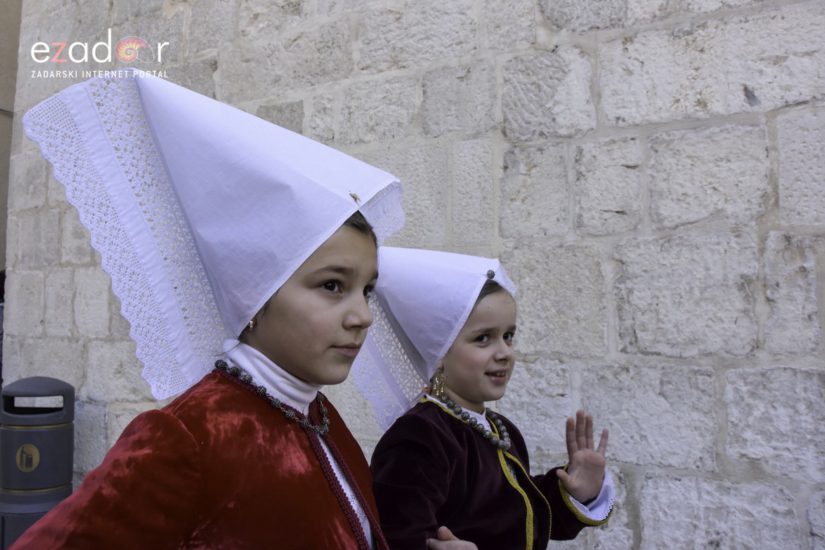Paški zimski karneval 2018: Karnevalska povorka prošla ulicama grada do Pijace