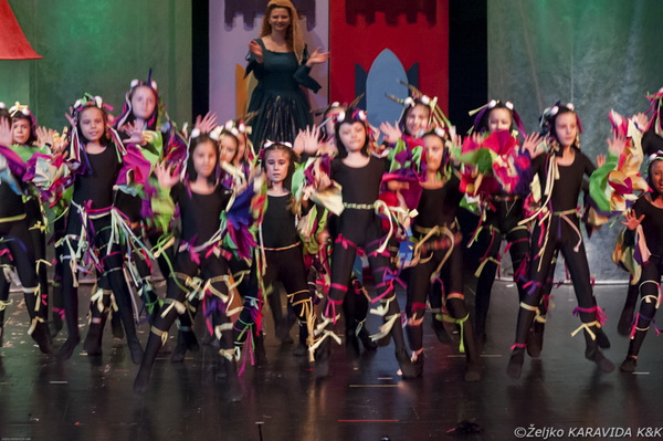 HNK Zadar: Bajka.hr Plesne udruge Gesta, Foto: Željko Karavida HNK Zadar: Bajka.hr Plesne udruge Gesta, Foto: Željko Karavida