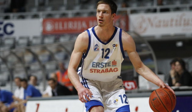 Zadar, 030511. Kosarkaska utakmica KK Zadar – KK Alkar iz Sinja. Dvorana Kresimira Cosica u Zadru.  Na slici igrac Zadra (bijeli) Pavle Marcinkovic. Foto: Jure Miskovic / CROPIX