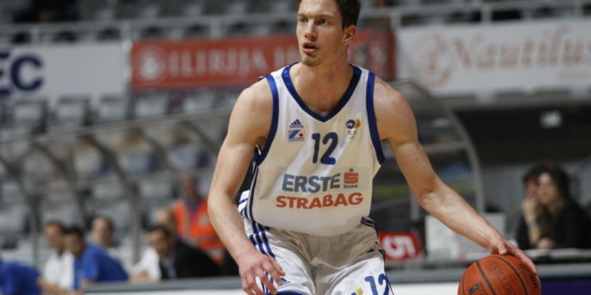 Zadar, 030511. Kosarkaska utakmica KK Zadar – KK Alkar iz Sinja. Dvorana Kresimira Cosica u Zadru. Na slici igrac Zadra (bijeli) Pavle Marcinkovic. Foto: Jure Miskovic / CROPIX Zadar, 030511. Kosarkaska utakmica KK Zadar – KK Alkar iz Sinja. Dvorana Kresimira Cosica u Zadru. Na slici igrac Zadra (bijeli) Pavle Marcinkovic. Foto: Jure Miskovic / CROPIX