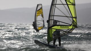 Zadar: Surferi uživaju u valovima koje je prouzročilo snažno jugo, Photo: Filip Brala/PIXSELL