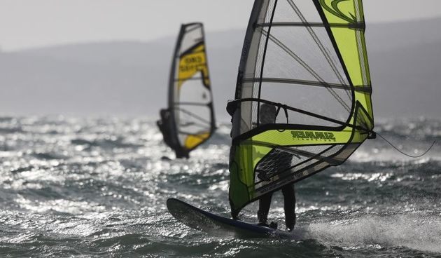 Zadar: Surferi uživaju u valovima koje je prouzročilo snažno jugo, Photo: Filip Brala/PIXSELL