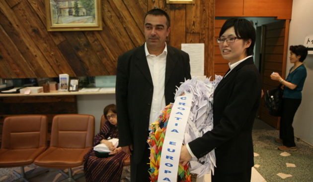 Knez predaje papirnate zdralove u Hirosimi, Foto: Sinisa Klarica