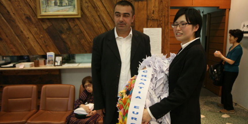 Knez predaje papirnate zdralove u Hirosimi, Foto: Sinisa Klarica