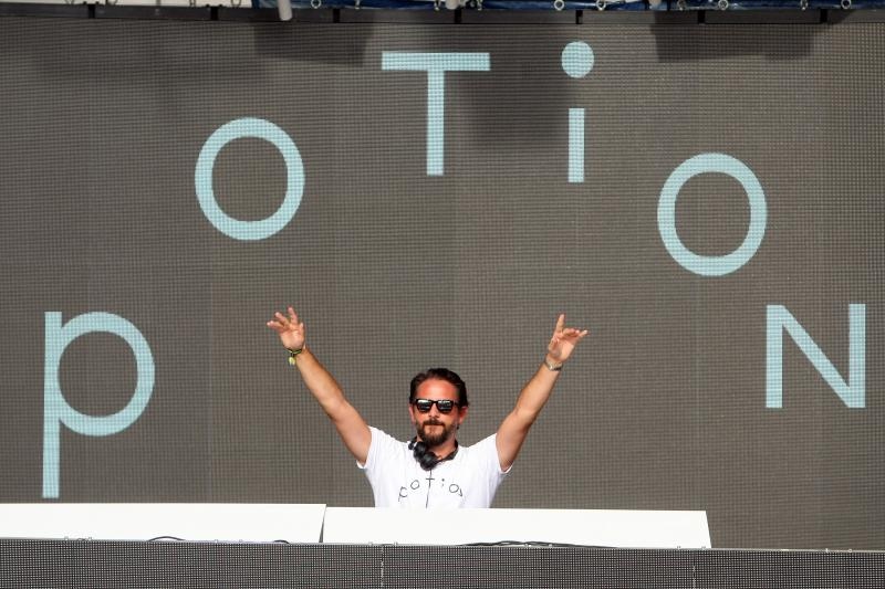 Zrće: Drugi dan Hideout festivala privukao je mnogobrojnu publiku na after beach party, Photo: Luka Stanzl/PIXSELL Zrće: Drugi dan Hideout festivala privukao je mnogobrojnu publiku na after beach party, Photo: Luka Stanzl/PIXSELL