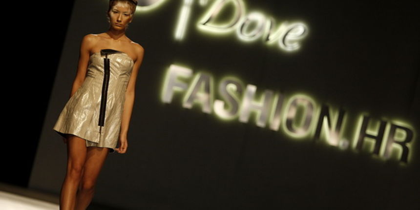 Zagreb, 250909.
U staroj tvornici Zagrepcanka od 24.09.-26.09. odrzava se modna revija Dove Fashion.hr.
Modna revija: Ana Maria Ricov.
Foto: Dragan Matic / Cropix