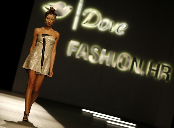 Zagreb, 250909.
U staroj tvornici Zagrepcanka od 24.09.-26.09. odrzava se modna revija Dove Fashion.hr.
Modna revija: Ana Maria Ricov.
Foto: Dragan Matic / Cropix