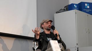 Nekoliko fotografija s književne večeri s Damirom Karakašem. Danas je poznat i priznat hrvatski autor, a nekad je preživljavao na ulicama Pariza svirajući harmoniku…(FOTO: gkzd.hr) Nekoliko fotografija s književne večeri s Damirom Karakašem. Danas je poznat i priznat hrvatski autor, a nekad je preživljavao na ulicama Pariza svirajući harmoniku…(FOTO: gkzd.hr)