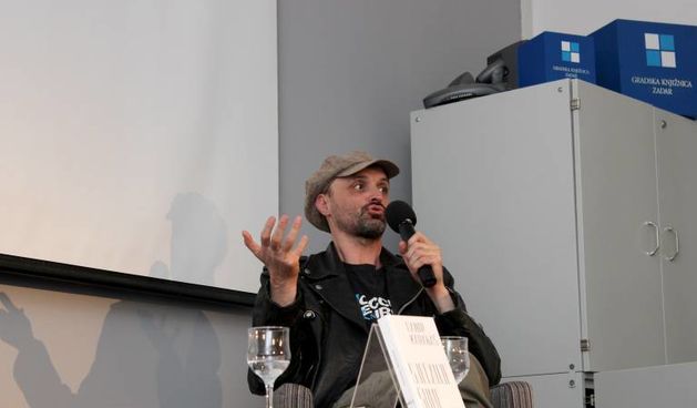 Nekoliko fotografija s književne večeri s Damirom Karakašem. Danas je poznat i priznat hrvatski autor, a nekad je preživljavao na ulicama Pariza svirajući harmoniku…(FOTO: gkzd.hr)