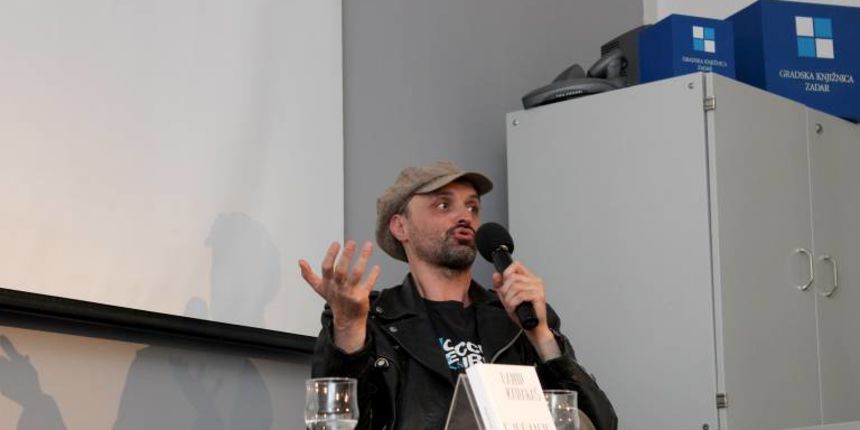 Nekoliko fotografija s književne večeri s Damirom Karakašem. Danas je poznat i priznat hrvatski autor, a nekad je preživljavao na ulicama Pariza svirajući harmoniku…(FOTO: gkzd.hr) Nekoliko fotografija s književne večeri s Damirom Karakašem. Danas je poznat i priznat hrvatski autor, a nekad je preživljavao na ulicama Pariza svirajući harmoniku…(FOTO: gkzd.hr)