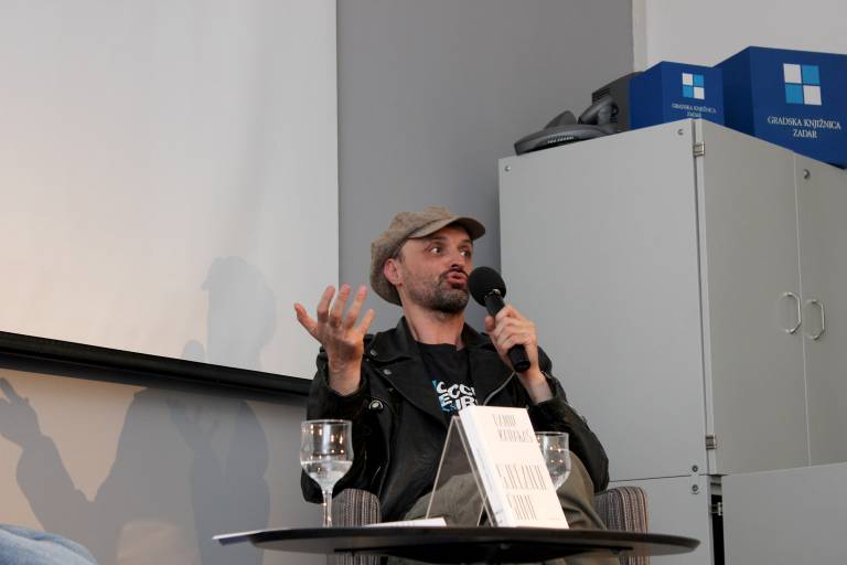 Nekoliko fotografija s književne večeri s Damirom Karakašem. Danas je poznat i priznat hrvatski autor, a nekad je preživljavao na ulicama Pariza svirajući harmoniku…(FOTO: gkzd.hr) Nekoliko fotografija s književne večeri s Damirom Karakašem. Danas je poznat i priznat hrvatski autor, a nekad je preživljavao na ulicama Pariza svirajući harmoniku…(FOTO: gkzd.hr)