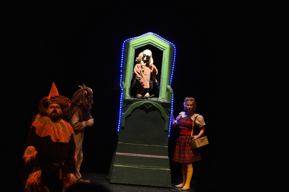 U Kazalištu lutaka Zadar odigrana je predstava “Čarobnjak iz Oza” u režiji Dražena Ferenčine. Foto: Iva Perinčić U Kazalištu lutaka Zadar odigrana je predstava “Čarobnjak iz Oza” u režiji Dražena Ferenčine. Foto: Iva Perinčić