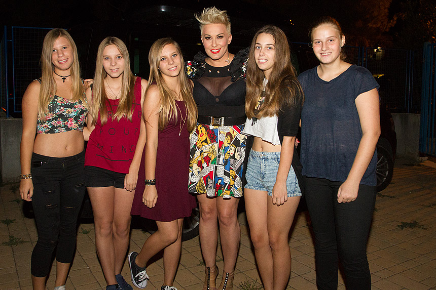 Mještani Bibinja sinoć su uživali u vrhunskom koncertu grupe Colonija na sportskom centru Crljenica Mještani Bibinja sinoć su uživali u vrhunskom koncertu grupe Colonija na sportskom centru Crljenica