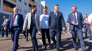 Predsjednik Vlade Andrej Plenković obišao je lokaciju izgradnje buduće osnovne škole i dječjeg vrtića Predsjednik Vlade Andrej Plenković obišao je lokaciju izgradnje buduće osnovne škole i dječjeg vrtića