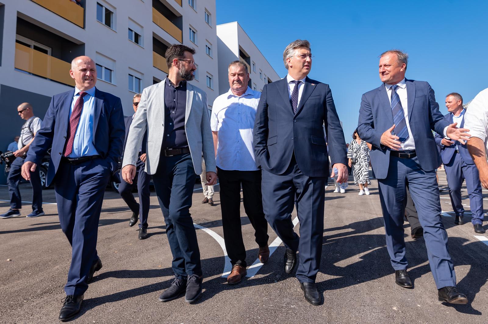 Predsjednik Vlade Andrej Plenković obišao je lokaciju izgradnje buduće osnovne škole i dječjeg vrtića Predsjednik Vlade Andrej Plenković obišao je lokaciju izgradnje buduće osnovne škole i dječjeg vrtića