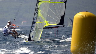 Zadar, 040909.
Europsko prvenstvo u jedrenju za klasu 49er 2009.
Dan kakav pravi jedrlicar moze samo pozeljeti. U zadarskom kanalu jugo preko 20 cvorova, jedrilo se peti dan europskog prvenstva u jedrenju za klasu 49er. Odvozila su se cak 4 plova.
Na slic