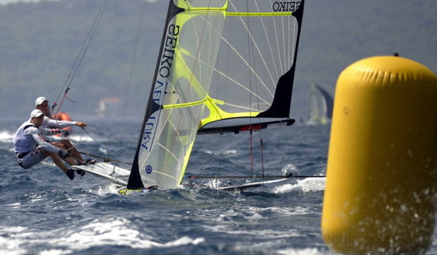 Zadar, 040909.
Europsko prvenstvo u jedrenju za klasu 49er 2009.
Dan kakav pravi jedrlicar moze samo pozeljeti. U zadarskom kanalu jugo preko 20 cvorova, jedrilo se peti dan europskog prvenstva u jedrenju za klasu 49er. Odvozila su se cak 4 plova.
Na slic