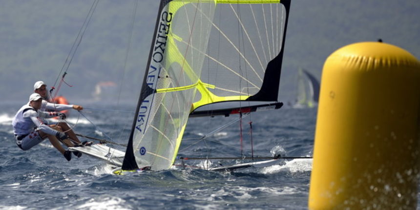 Zadar, 040909.
Europsko prvenstvo u jedrenju za klasu 49er 2009.
Dan kakav pravi jedrlicar moze samo pozeljeti. U zadarskom kanalu jugo preko 20 cvorova, jedrilo se peti dan europskog prvenstva u jedrenju za klasu 49er. Odvozila su se cak 4 plova.
Na slic