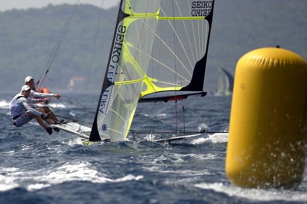 Zadar, 040909.
Europsko prvenstvo u jedrenju za klasu 49er 2009.
Dan kakav pravi jedrlicar moze samo pozeljeti. U zadarskom kanalu jugo preko 20 cvorova, jedrilo se peti dan europskog prvenstva u jedrenju za klasu 49er. Odvozila su se cak 4 plova.
Na slic