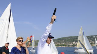 Split, 240911.
Na 80.Mrduja jubilarnoj regati izislo 242 plovila u borbu za veliki trofej. Na startu vjetar nije bio naklonjen jedrilicarima pa su mnogi satima plutali u bonaci.
Na slici:  start je dao dozupan Visko Haladic.
Foto: Jadran Babic / CROPIX