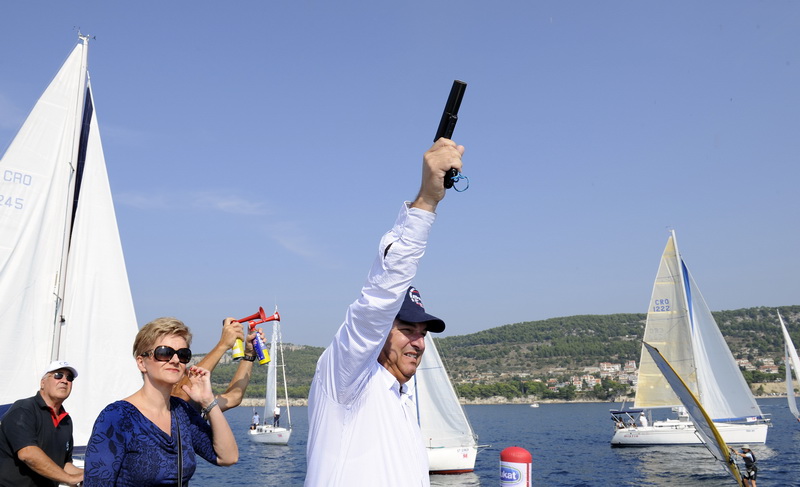 Split, 240911.
Na 80.Mrduja jubilarnoj regati izislo 242 plovila u borbu za veliki trofej. Na startu vjetar nije bio naklonjen jedrilicarima pa su mnogi satima plutali u bonaci.
Na slici:  start je dao dozupan Visko Haladic.
Foto: Jadran Babic / CROPIX