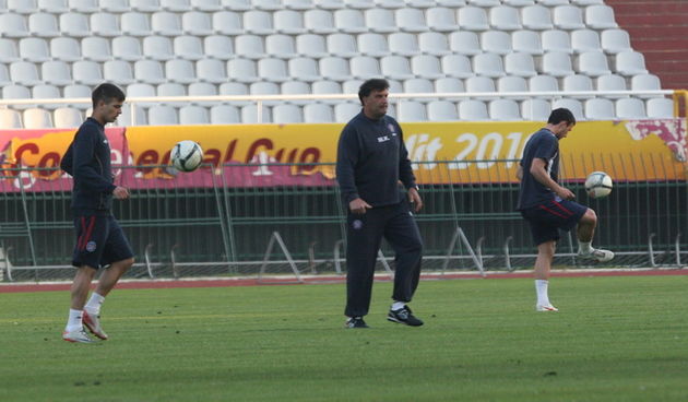 Split, 220312. Stadion HNK Hajduka u Poljudu.Prvi zatvoreni trening igraca HNK Hajduka nakon odlaska prvog trenera, Krasimira Balakova odrzao je novi trener Miso Krsticevic daleko od ociju novinara i javnosti.Na fotografiji: trener Miso Krsticevic ( u