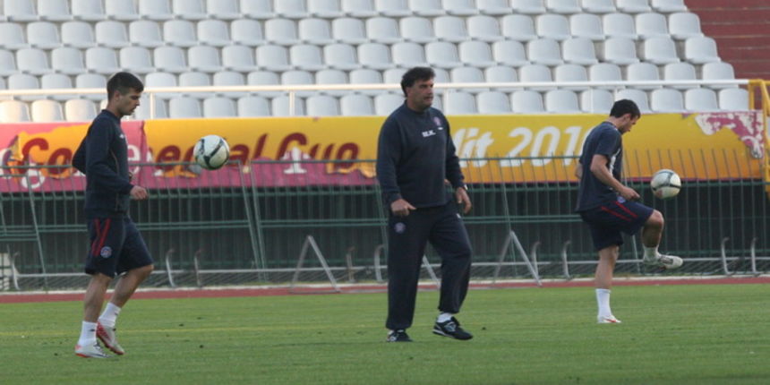 Split, 220312. Stadion HNK Hajduka u Poljudu.Prvi zatvoreni trening igraca HNK Hajduka nakon odlaska prvog trenera, Krasimira Balakova odrzao je novi trener Miso Krsticevic daleko od ociju novinara i javnosti.Na fotografiji: trener Miso Krsticevic ( u Split, 220312. Stadion HNK Hajduka u Poljudu.Prvi zatvoreni trening igraca HNK Hajduka nakon odlaska prvog trenera, Krasimira Balakova odrzao je novi trener Miso Krsticevic daleko od ociju novinara i javnosti.Na fotografiji: trener Miso Krsticevic ( u