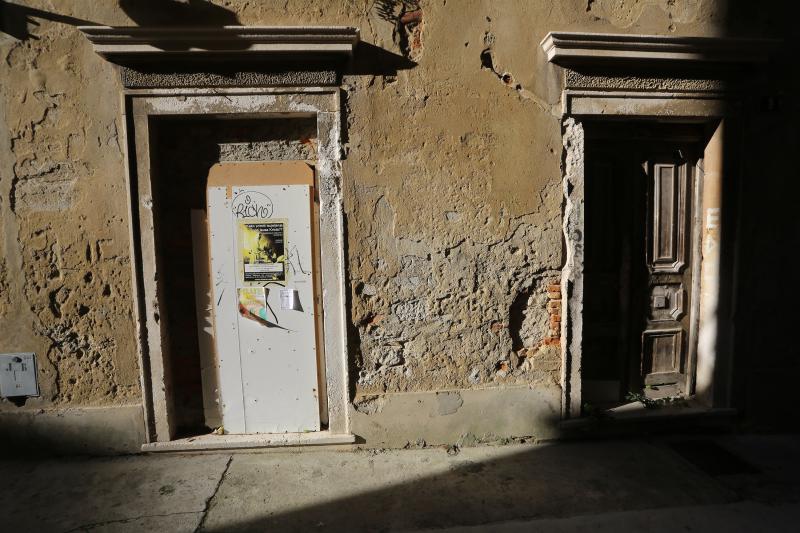 06.11.2013., Zadar – Dotrajale fasade na zgradama u centru grada. Photo: Filip Brala/PIXSELL 06.11.2013., Zadar – Dotrajale fasade na zgradama u centru grada. Photo: Filip Brala/PIXSELL