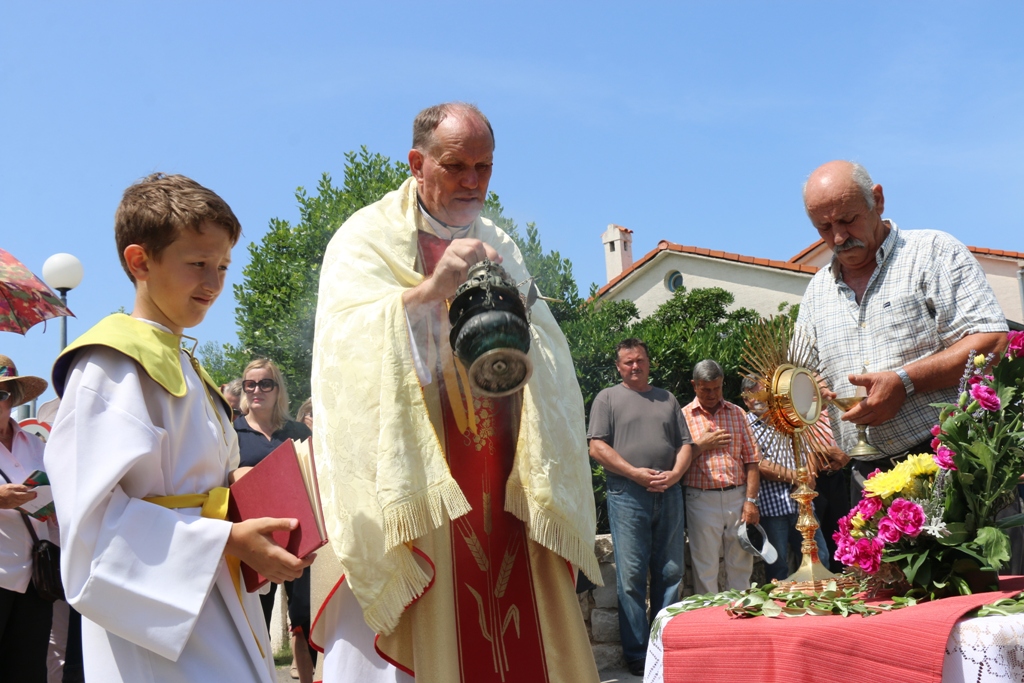 Tradicionalna procesija Tijelova ulicama Vira Tradicionalna procesija Tijelova ulicama Vira