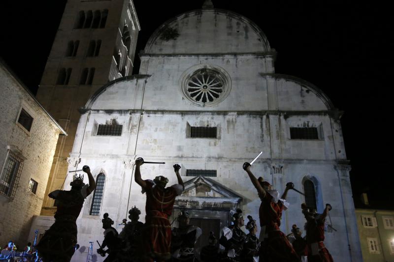 05.07.2013., Zadar – Na Trgu opatice Cike, ispred crkve svete Marije, gostovalo je Hrvatsko glazbeno drustvo sveta Cecilija iz Korcule. Izveli su tradicionalnu moresku, romanticni ples s macevima. Photo: Filip Brala/PIXSELL