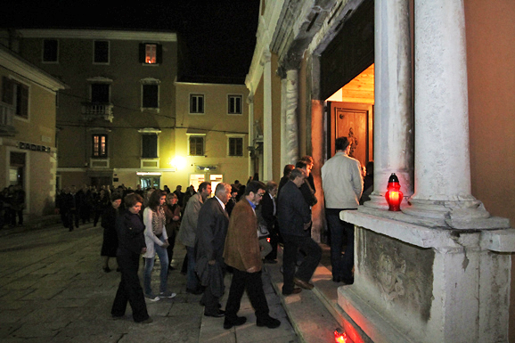 Procesija Velikog petka, 6. travnja 2012. (foto:Saša Čuka) Procesija Velikog petka, 6. travnja 2012. (foto:Saša Čuka)