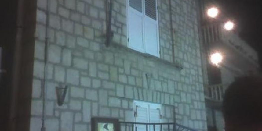 Novigrad – kuća s koje je pao balkon (snimio čitatelj 24sata) Novigrad – kuća s koje je pao balkon (snimio čitatelj 24sata)