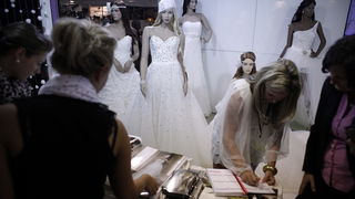 Zagreb, 300911.
Na Zagrebackom velesajmu poceli su Dani Vjencanja koji ce trajati do 2. listopada.
Na slici: vjencanice.
Foto: Dragan Matic / Cropix Zagreb, 300911.
Na Zagrebackom velesajmu poceli su Dani Vjencanja koji ce trajati do 2. listopada.
Na slici: vjencanice.
Foto: Dragan Matic / Cropix