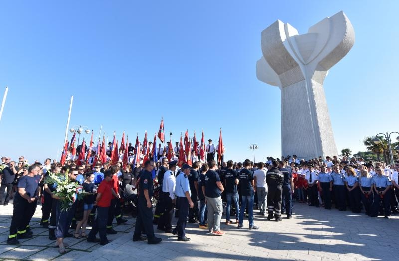 Vodice: Mimohodom vatrogasaca započelo obilježavanje 9. obljetnice kornatske tragedije. Photo: Hrvoje Jelavić/PIXSELL Vodice: Mimohodom vatrogasaca započelo obilježavanje 9. obljetnice kornatske tragedije. Photo: Hrvoje Jelavić/PIXSELL