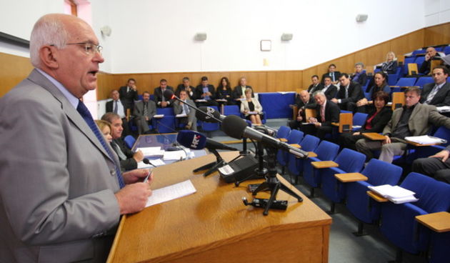 Zadar, 141011.
Sjednica gradskog vjeca na kojoj je doneseno niz odluka vezanih za legalizaciju bespravno izgradjenih objekata.
Na fotoghrafiji: Gradonacelnik Zvonimir Vrancic za govornicom.
Foto: Andrija Lucic / cropix