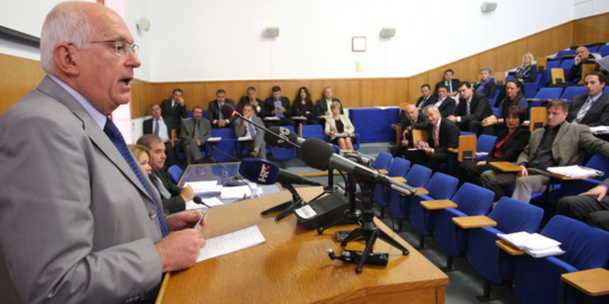 Zadar, 141011.
Sjednica gradskog vjeca na kojoj je doneseno niz odluka vezanih za legalizaciju bespravno izgradjenih objekata.
Na fotoghrafiji: Gradonacelnik Zvonimir Vrancic za govornicom.
Foto: Andrija Lucic / cropix Zadar, 141011.
Sjednica gradskog vjeca na kojoj je doneseno niz odluka vezanih za legalizaciju bespravno izgradjenih objekata.
Na fotoghrafiji: Gradonacelnik Zvonimir Vrancic za govornicom.
Foto: Andrija Lucic / cropix