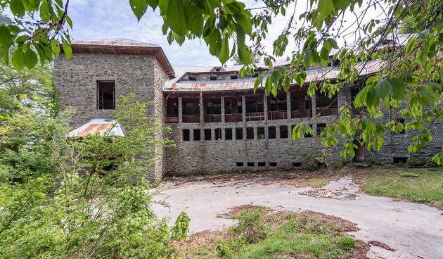 Devastirana i u stanju totalnog propadanja Vila Izvor ili Objekt 99, kako vilu zovu mjestani i djelatnici Nacionalnog parka Plitvice, smjestena je na skrovitom mjestu parka. Nakon Drugog svjetskog rata vilu je dao sagraditi Josip Broz Tito. U vili su post