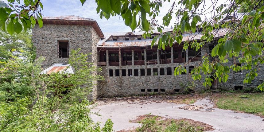 Devastirana i u stanju totalnog propadanja Vila Izvor ili Objekt 99, kako vilu zovu mjestani i djelatnici Nacionalnog parka Plitvice, smjestena je na skrovitom mjestu parka. Nakon Drugog svjetskog rata vilu je dao sagraditi Josip Broz Tito. U vili su post Devastirana i u stanju totalnog propadanja Vila Izvor ili Objekt 99, kako vilu zovu mjestani i djelatnici Nacionalnog parka Plitvice, smjestena je na skrovitom mjestu parka. Nakon Drugog svjetskog rata vilu je dao sagraditi Josip Broz Tito. U vili su post