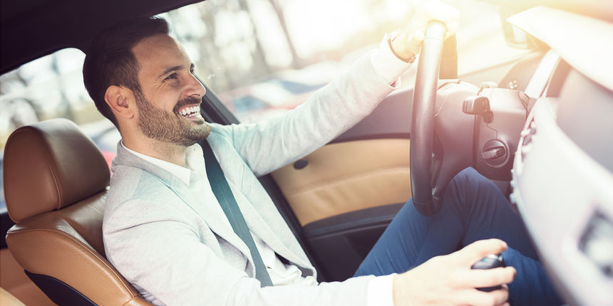 muškarac u autu muškarac u autu