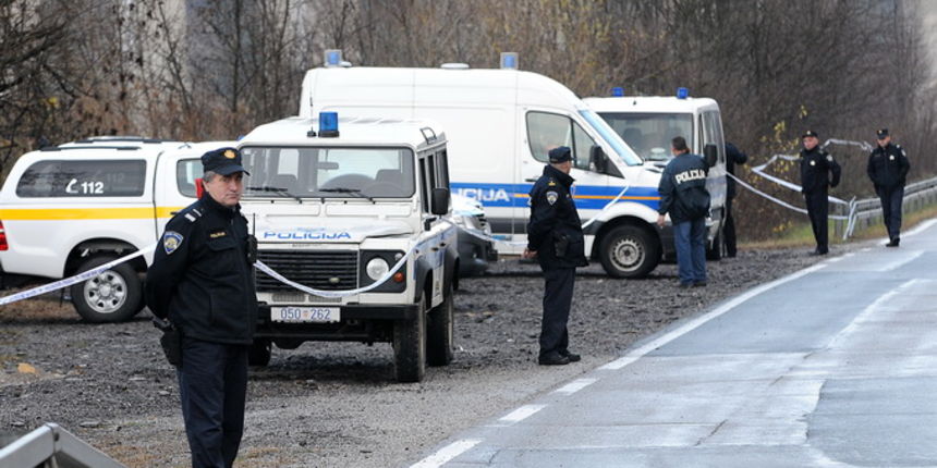 Josipdol, 281112.
Na drzavnoj cesti D-23 Duga Resa-Josipdol-Senj, u zaseoku Fulaje pronadjeni su ljudski ostaci. Zbog blizine odmorista Modrus gdje je zabiljezen posljednji signal mobitela nestale Antonije Bilic, dogadjaj se nesluzbeno dovodi u vezu s nj Josipdol, 281112.
Na drzavnoj cesti D-23 Duga Resa-Josipdol-Senj, u zaseoku Fulaje pronadjeni su ljudski ostaci. Zbog blizine odmorista Modrus gdje je zabiljezen posljednji signal mobitela nestale Antonije Bilic, dogadjaj se nesluzbeno dovodi u vezu s nj