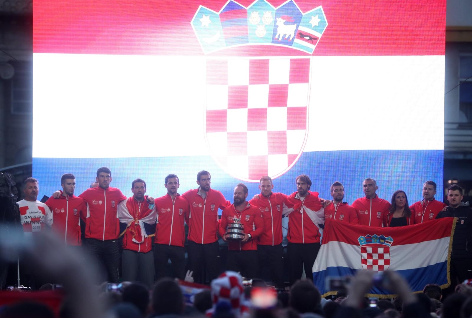 Zlatne tenisače na Trgu bana Josipa Jelačića dočekale tisuće navijača Zlatne tenisače na Trgu bana Josipa Jelačića dočekale tisuće navijača