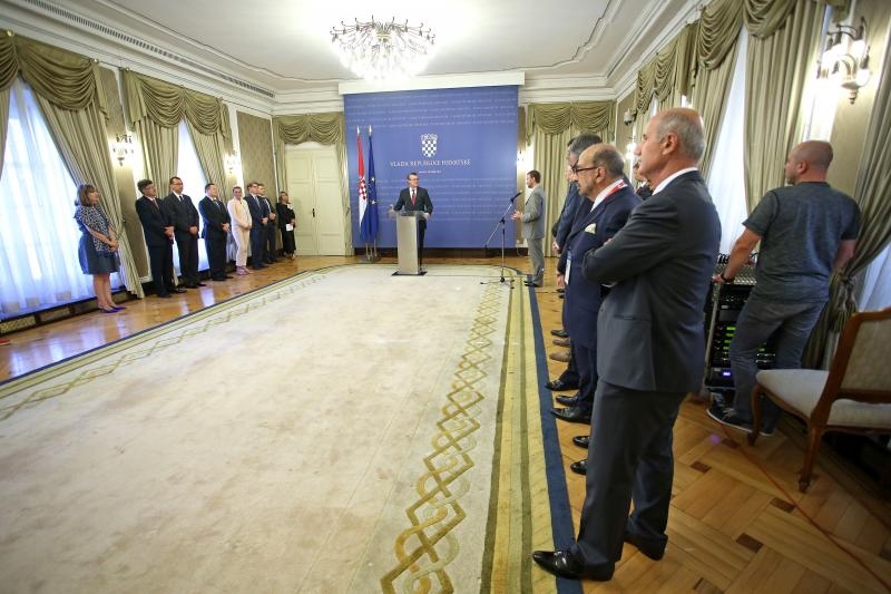 Predsjednik tehnicke Vlade Tihomir Oreskovic primio je predstavnike Europskih sveucilisnih igra Zagreb-Rijeka 2106. Tihomir Oreskovic, Adam Roczek Predsjednik tehnicke Vlade Tihomir Oreskovic primio je predstavnike Europskih sveucilisnih igra Zagreb-Rijeka 2106. Tihomir Oreskovic, Adam Roczek